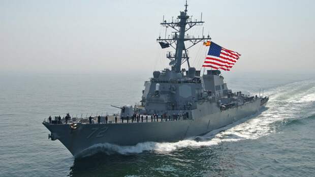На грани войны: Эсминец США приготовил вооружение к бою после сближения с иранским кораблем
