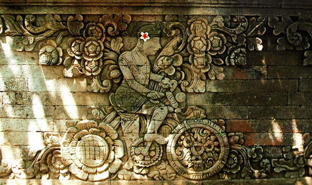 Как на барельефе древнего храма на Бали появился мужчина на велосипеде