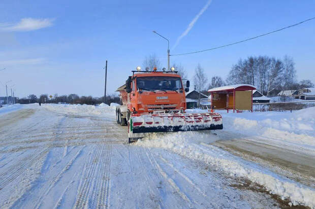 В Тульской области продолжают расчищать трассы от снега