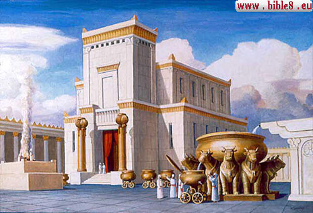 Макет центрального входа в Храм с двумя медными столбами