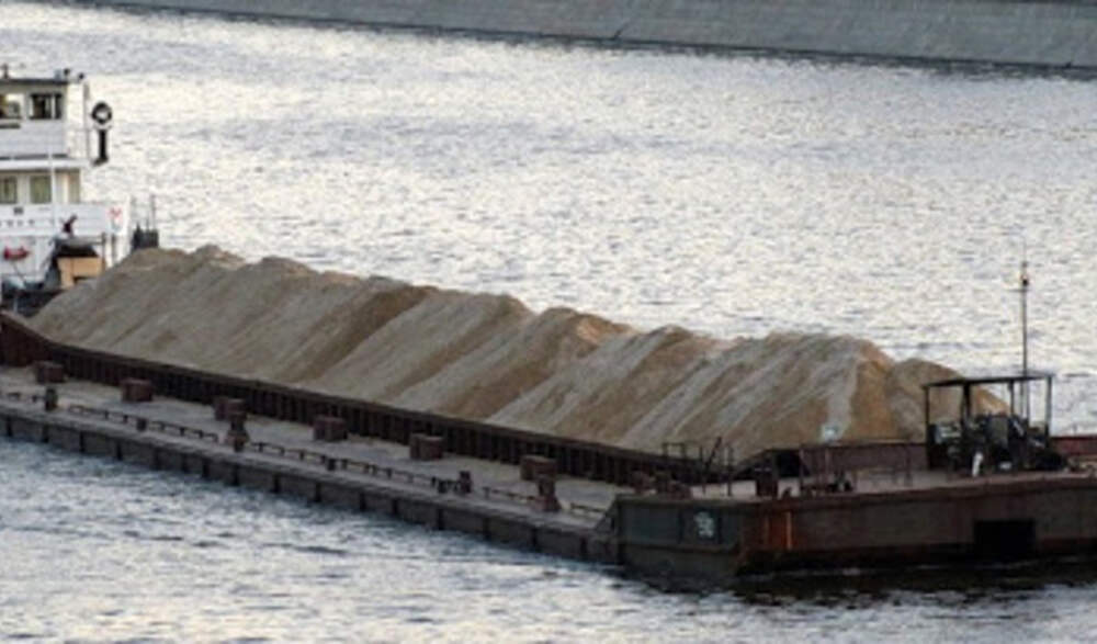 Перевозка зерна на корабле. Загрузка барж. Капитан бородкин судно. Перевозка зерна на корабле. Баржа загружена или загруженна.
