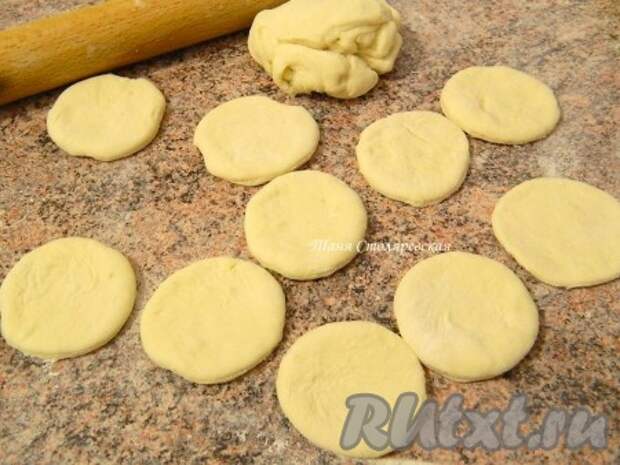 Выдавливаем кружочки. Некоторые хозяйки рвут тесто руками, чтобы галушки получались неровными. 