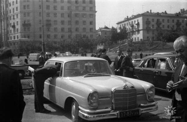 Авторынок в Южном порту. СССР, авто, автозапчасти, автомобили, дефицит, жигули, москвич, ремонт авто