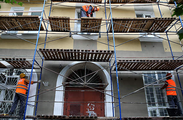 Фасадные работы в рамках капитального ремонта жилых домов. Фото: Сергей Фадеичев / ТАСС