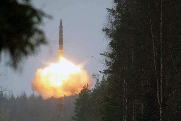Пуск межконтинентальной баллистической ракеты "Тополь-М".