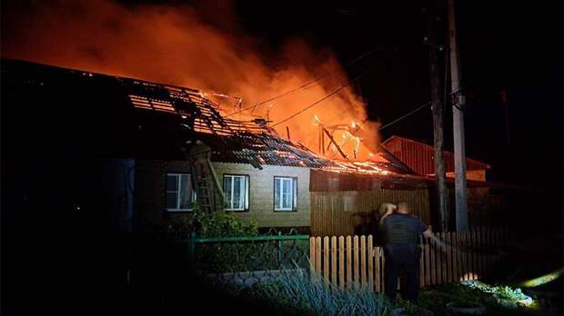 Жилой дом загорелся из-за атаки беспилотников ВСУ в курском городе Льгов