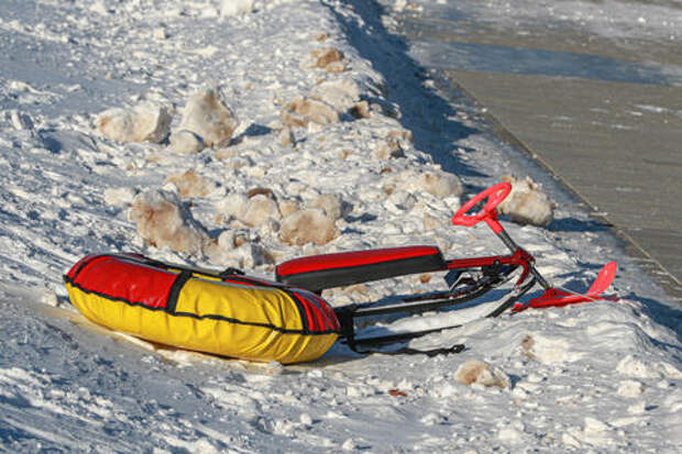 Смертельный заезд: ребенок погиб под колесами автомобиля в российском регионе во время катания на тюбинге