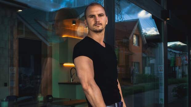 С блогера Домогацкого потребовали почти 50 млн рублей по делу о балийских виллах