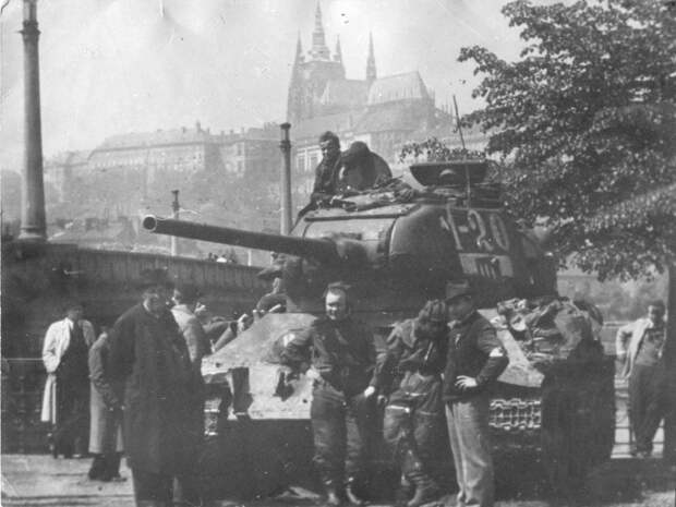 Т-35-85 на пражской улице, май 1945 года