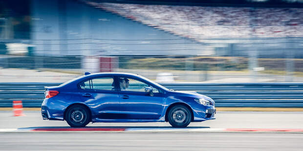 Subaru WRX против WRX STI — кто сильнее на гоночном треке? - Фото 7