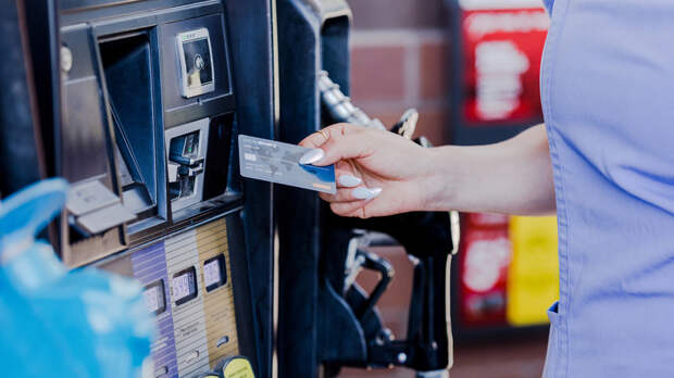 Жители Нью-Йорка пожаловались RT на резкий рост цен на бензин в США