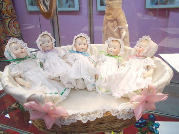 Сувенирные куклы-пятерняшки.