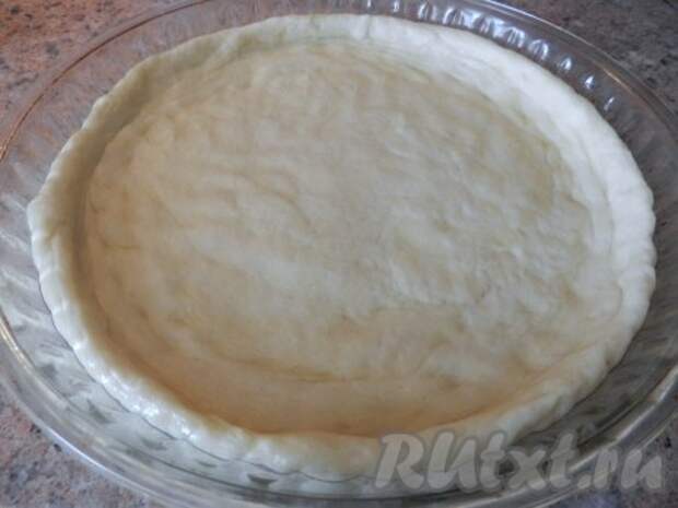 Форму для выпечки смазать маслом. Примерно 3/4 теста разложить по форме, формируя бортики.