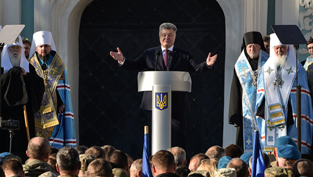 Президент Украины Петр Порошенко во время молебна по случаю ожидаемого решения о предоставлении автокефалии церкви на Украине. Архивное фото Президент Украины Петр Порошенко во время молебна по случаю ожидаемого решения о предоставлении автокефалии церкви на Украине. Архивное фото