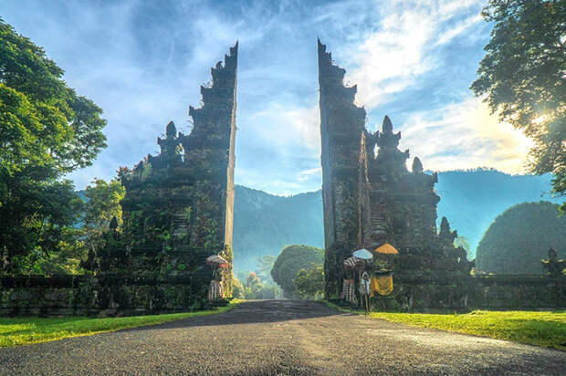 Древние храмы на Бали просто завораживают. / Фото: piligrimos.com