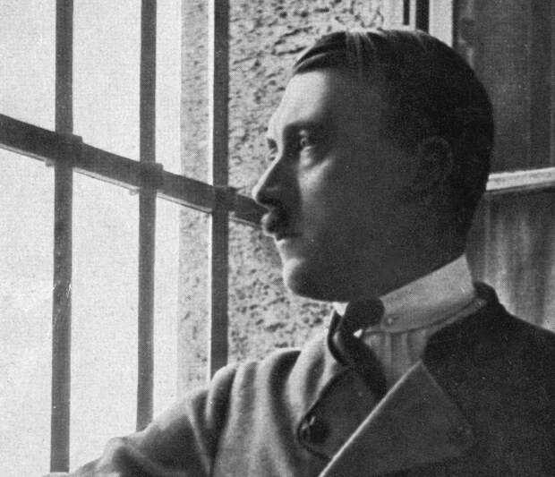 Сидя в тюрьме после провального пивного путча, Гитлер написал свой манифест «Майн Кампф».