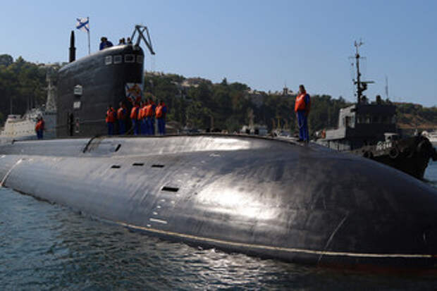 Четвертая дизельная подводная лодка Черноморского флота РФ «Краснодар» проекта 636 «Варшавянка», Севастополь. 9 августа 2017
