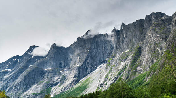 Стена Троллей в Норвегии. Испытание и опасный опыт – каменная стена, где на вершине торчат острые, как пики, зубья
