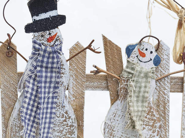 Снеговики для украшения дома и сада. В такой компании и зима пройдет веселее!