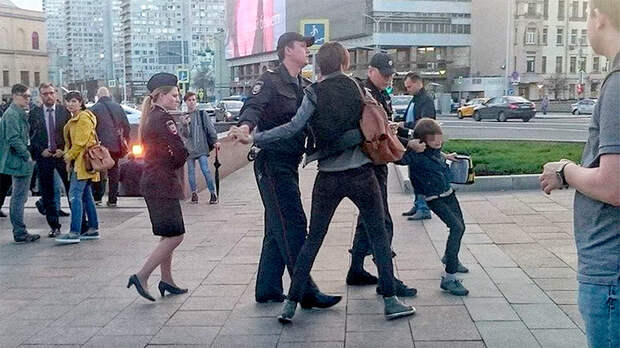 Принц или нищий: МВД проверит задержание мальчика, который читал «Гамлета» на Арбате