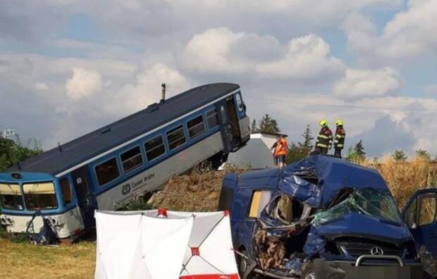 Страшная авария: Вагон врезался в автобус с украинскими гастарбайтерами в Чехии (ФОТО, ВИДЕО)