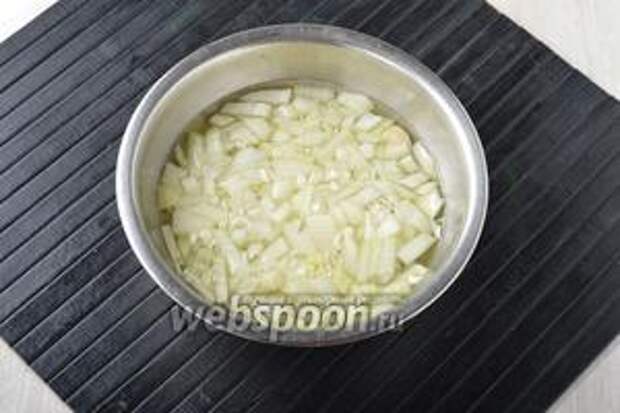 1,5 луковицы очистить, нарезать мелкими кубиками. Выложить лук в миску. Добавить столовый уксус (1 ст. л.) и перемешать. Залить кипящей водой и оставить на 5-7 минут.