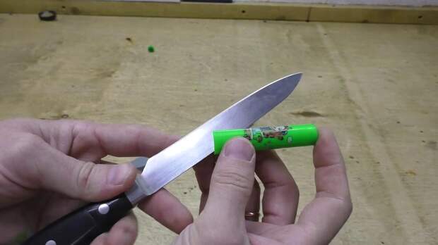 Сейчас покажу один очень простой способ, как можно поправить режущую кромку ножа, а в идеале и заточить его до бритвенной остроты при помощи самого обычного фломастера.-4
