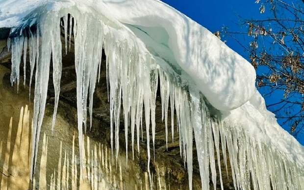 Рязанцев предупредили о сосульках-убийцах и атакующих сверху сугробах