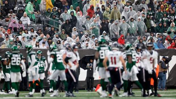 football fans at the jets vs texans game