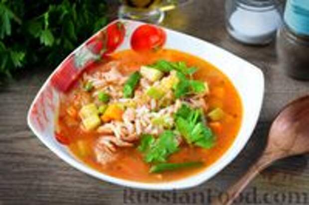 Фото к рецепту: Куриный суп с рисом, кабачками и бобовыми
