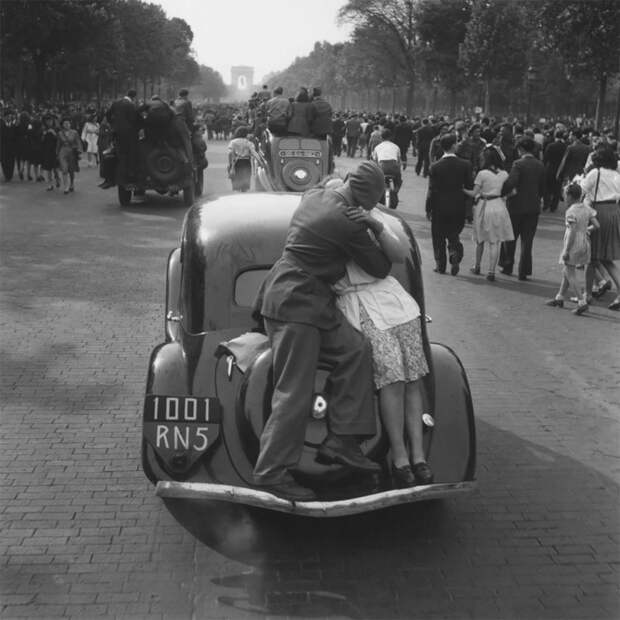 Ретроснимки о том, какой была жизнь в Париже перед Второй мировой и во время нее
