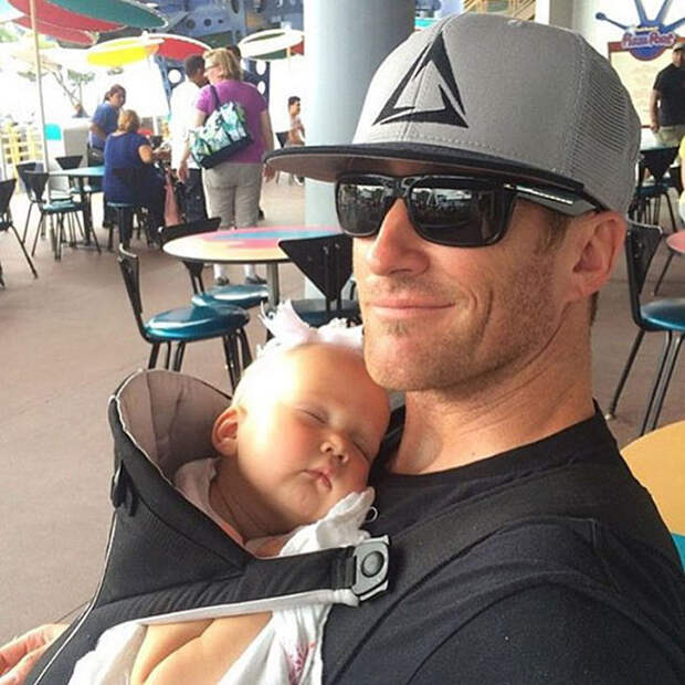С малышом у груди. Instagram: dilfs_of_disneyland.