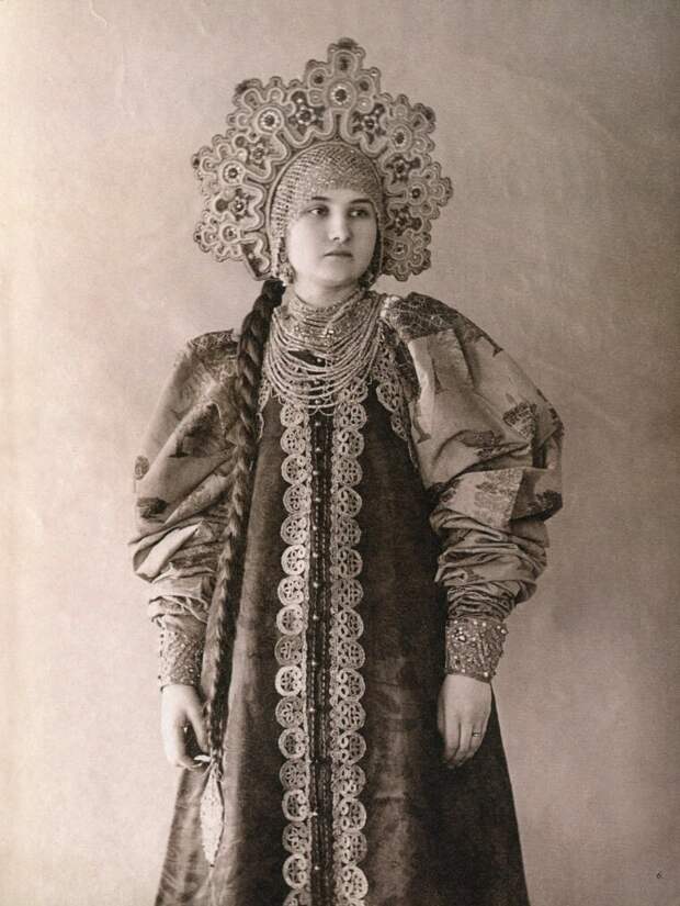 Женщины в традиционных костюмах из коллекции Шабельских, ч.1