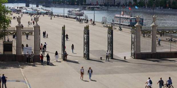В парке Горького начали реставрацию исторической ограды