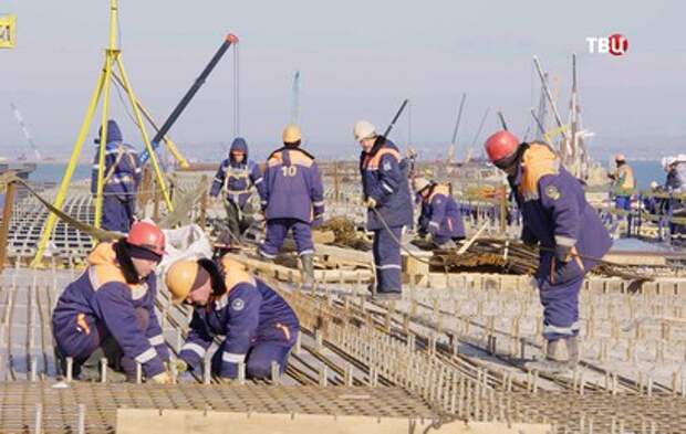 Строители установили 200-ю опору Крымского моста