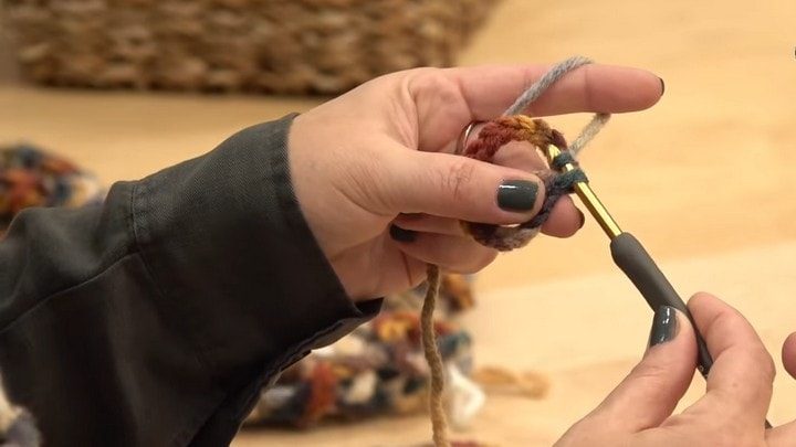 Оригинальные шарф и шапка на основе обычной цепочки крючком