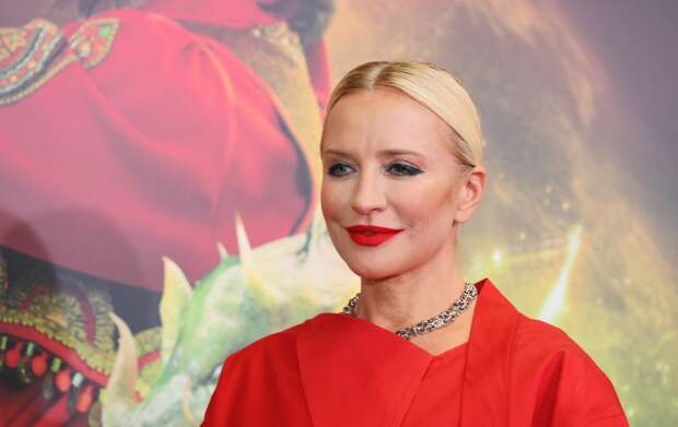 Жена владельца российских похоронных бюро в куртке на голое тело снялась для бренда