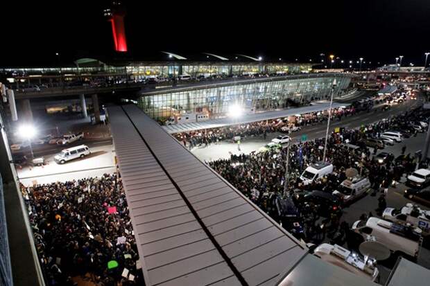 В Нью-Йорке в аэропорту начались протесты из-за решения Трампа не принимать беженцев
