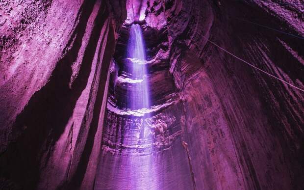 Подземный водопад Руби-Фоллс, Теннеси В отличие от некоторых пещерных водопадов, где вода льется через отверстия в пещерах, Руби-Фолсс целиком находится под землей. 45-метровый водопад является одной из главных достопримечательностей штата Теннеси, США. Вода, подсвеченная специально установленными неоновыми лампами, падает в кристально чистое подземное озеро.