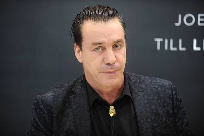 Лидер Rammstein отказался выступать в России после полицейского предупреждения