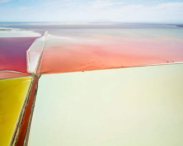 Красочные фотографии соляных прудов со всего мира, снятые с самолета