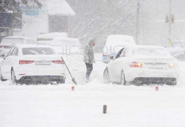 Россияне бросились скупать лопаты