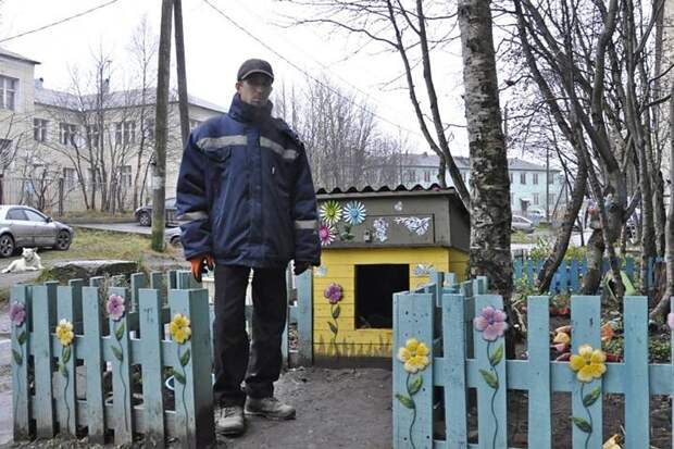 Благодаря мурманскому мастеру-плотнику собачий домик обзавелся непроницаемой для дождя крышей. Фото: Виктор КОСТРОВ