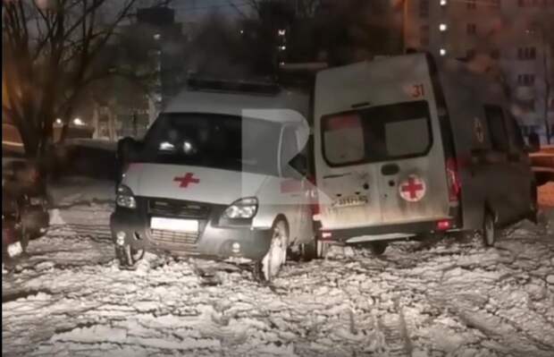 В нечищеном дворе Рязани столкнулись автомобили скорой помощи