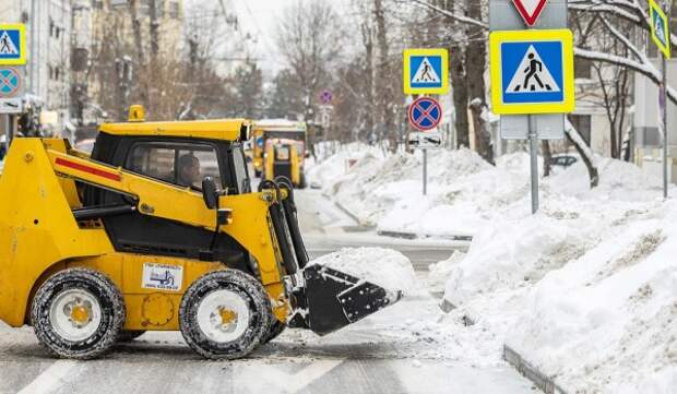 Городские службы Москвы продолжают круглосуточно устранять последствия снегопада