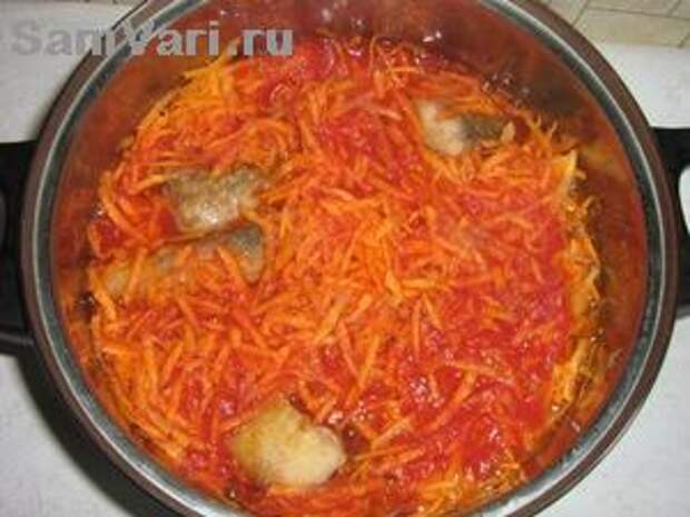 Рыба тушеная в морковке