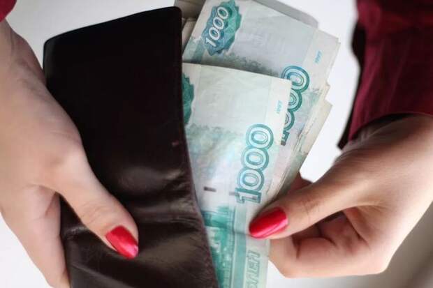 Моя подруга постоянно занимает у нас деньги, а возвращать и не думает