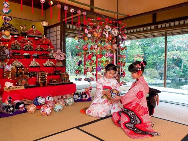 Девочки во время праздника Хинамацури (День кукол). /Фото:medium.com