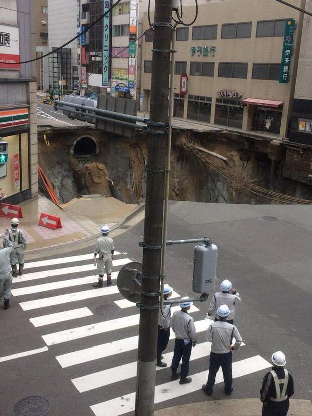 В Японии под землю провалился 30-метровый участок дороги (2)
