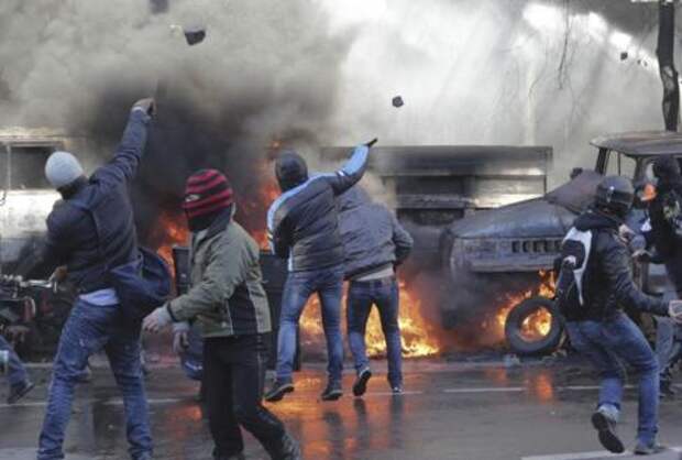 Manifestantes lanzan piedras y bombas incendiarias contra la policía en Kiev. Reuters